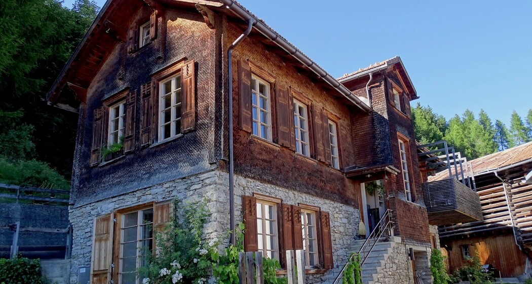 Ferienhaus Altes Schulhaus - Ansicht Sommer