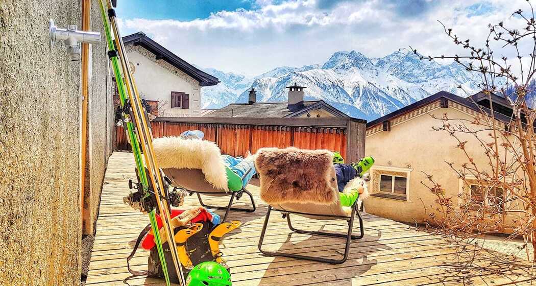 Ausruhen auf der Terrasse mit Blick auf die Berge