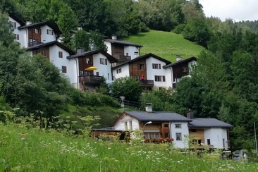 Ferienhaus Casa Lumina - Haus mit gelben Sonnenschirm