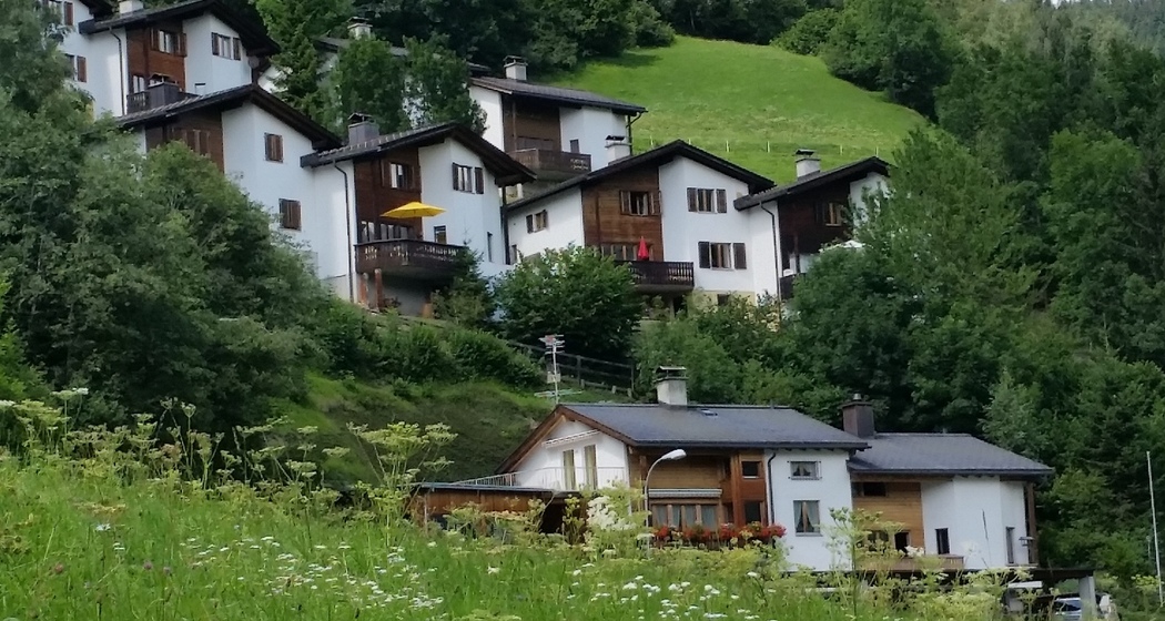 Ferienhaus Casa Lumina - Haus mit gelben Sonnenschirm