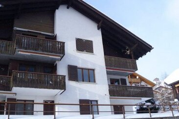 Exterior: on the 1st floor on the right is our apartment / Outside