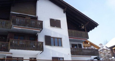 Aussenansicht: im 1. Stock rechts ist unsere Wohnung / Outside