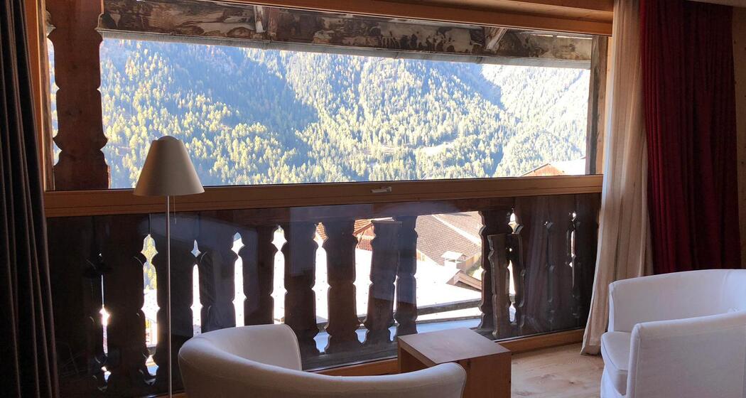 Stube mit Blick auf die Berge