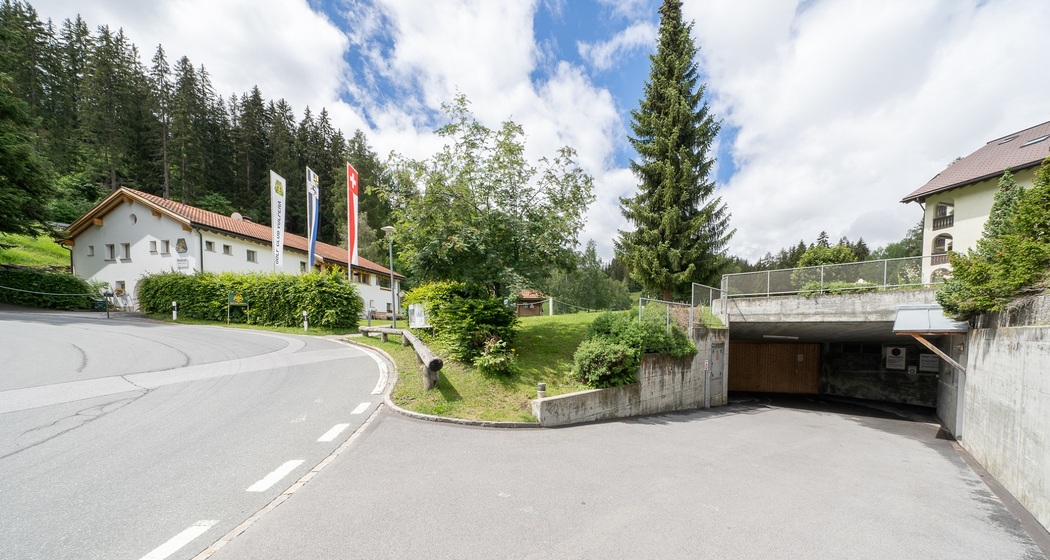 Zur Wohnung gehört ein Parkplatz in der Tiefgarage.