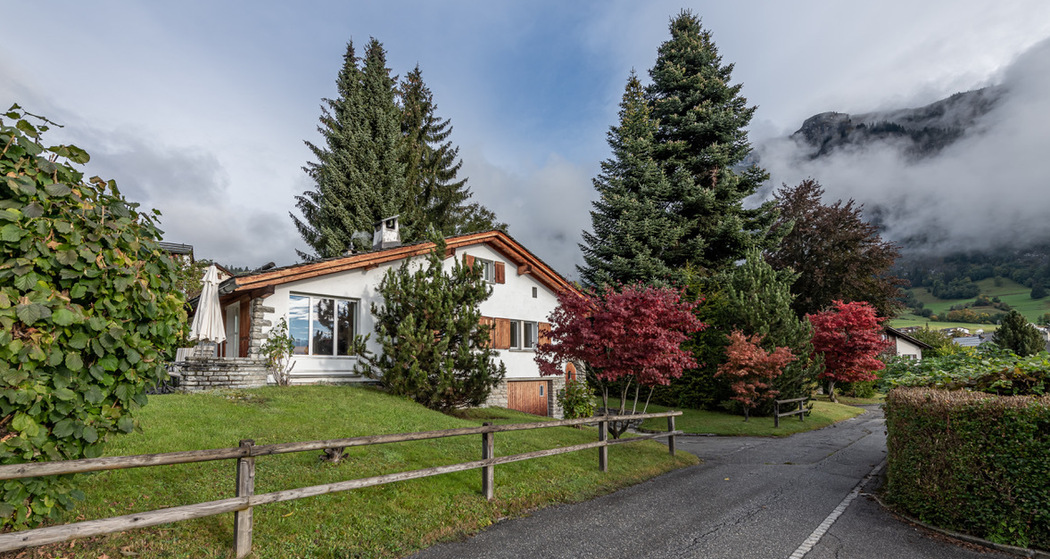 Aussenansicht mit Strasse