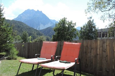 Patio con prato per prendere il sole