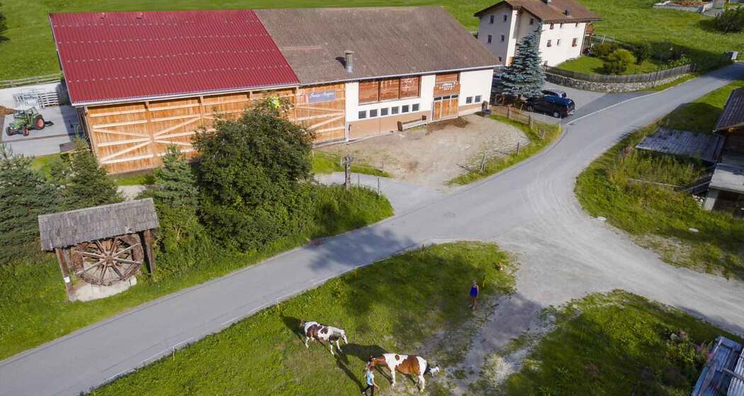 Unser Hof aus der Vogelperspektive