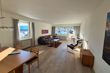 Wohnzimmer mit Balkon