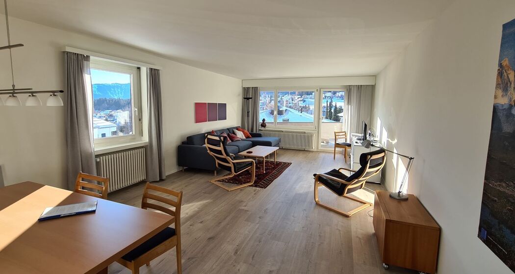 Wohnzimmer mit Balkon