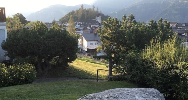 Blick zur Dorfkirche