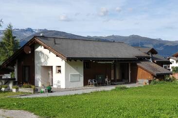 Ferienhaus Bi der Lärche Miraniga - Hausansicht Sommer