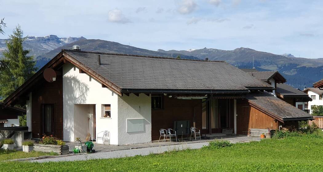 Ferienhaus Bi der Lärche Miraniga - Hausansicht Sommer