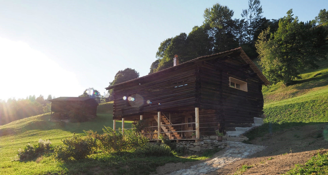 Der alte Stall neben dem Bauernhof wurde stilvoll und authentisch als Hofladen und BnB umgebaut.