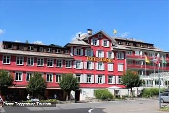 Vue extérieure de l’hôtel en été