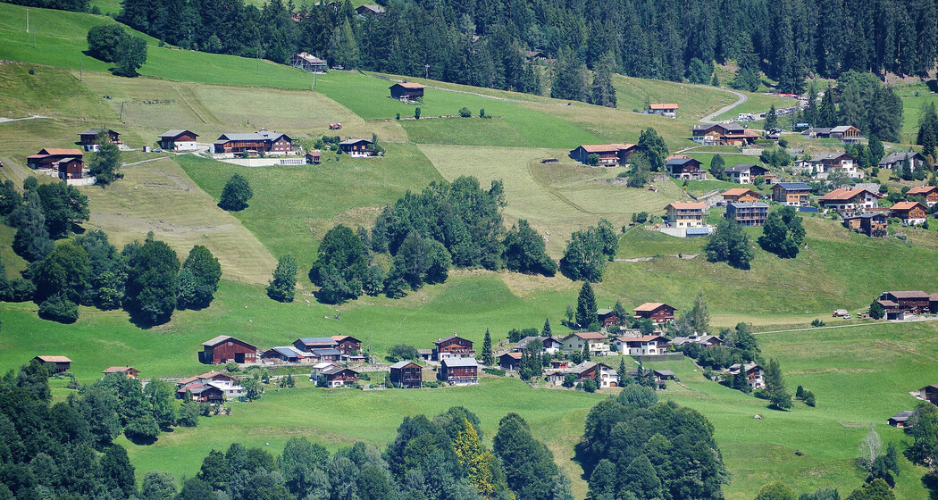 Das Ferienhaus Rosenberg in der Mitte des Bildes, Pany, Prättigau