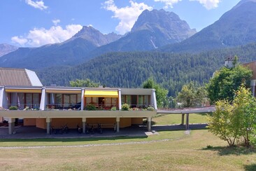 Die Wohnung mit dem gelben Sonnendach