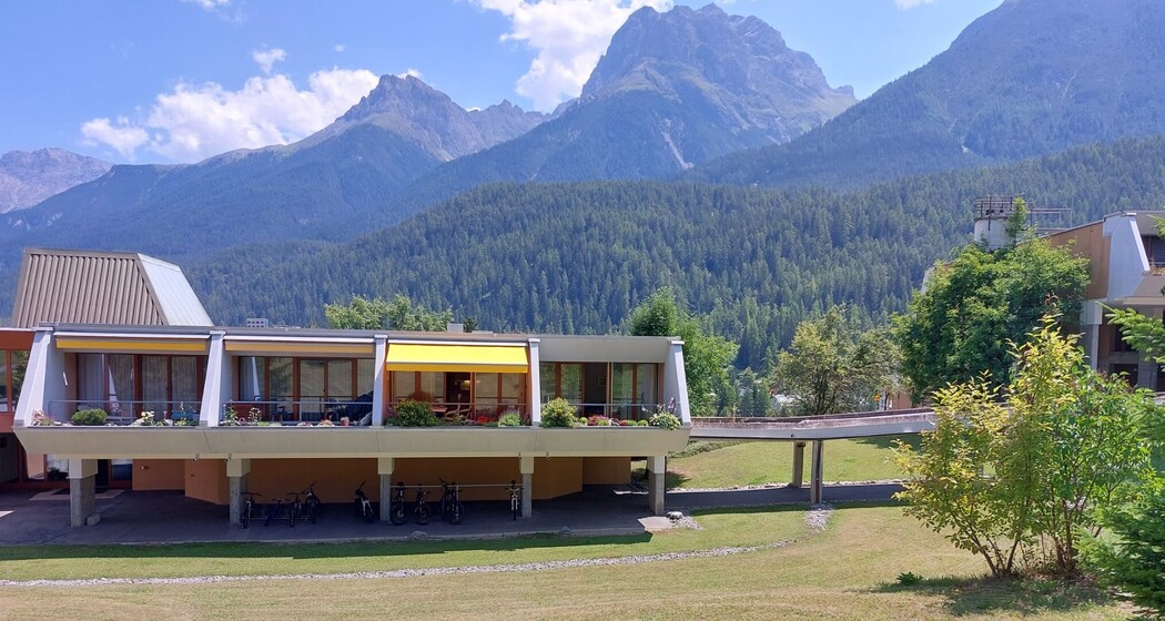 Die Wohnung mit dem gelben Sonnendach