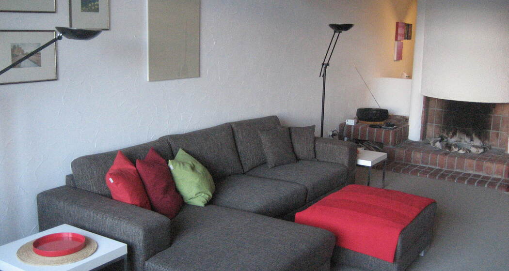 Wohnzimmer mit offenem Kamin