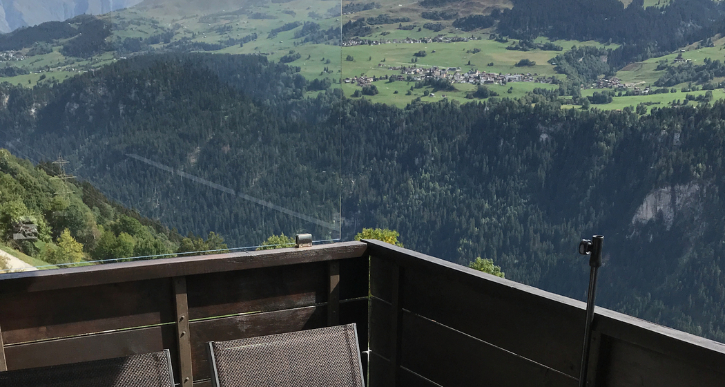 Casa Splendusa, Brigels, Aussicht Richtung Obersaxen im Sommer