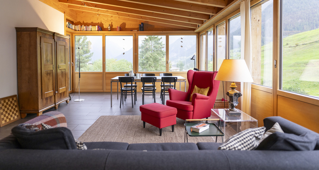 Grosszügiger heller Hauptraum mit fantastischer Aussicht in die Engadiner Bergwelt