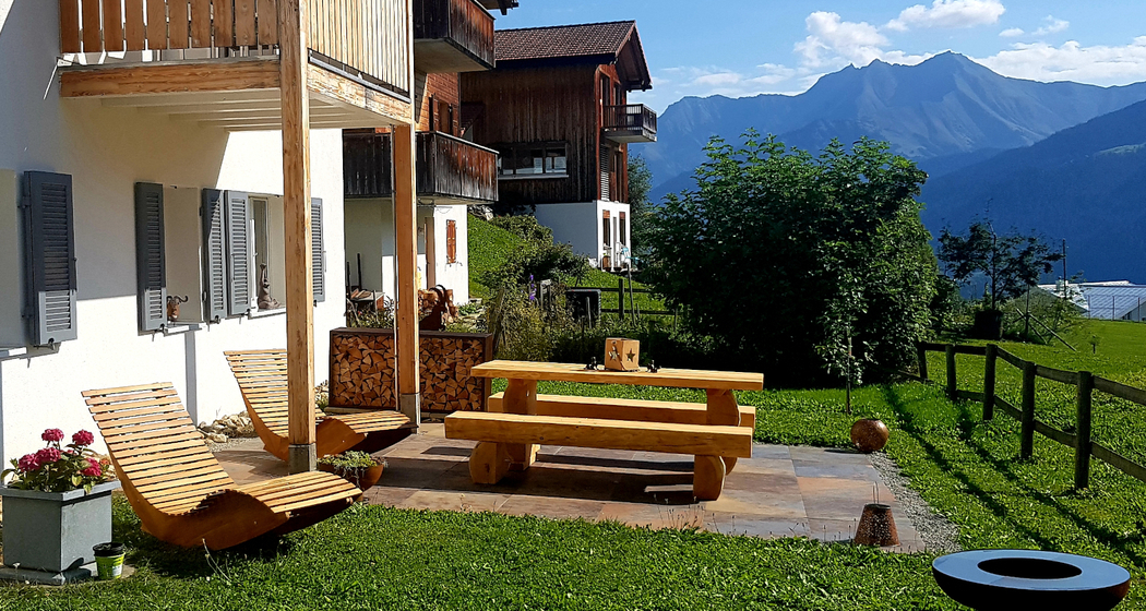 Ferienwohnung Bergblick Vigela - Gartensitzplatz