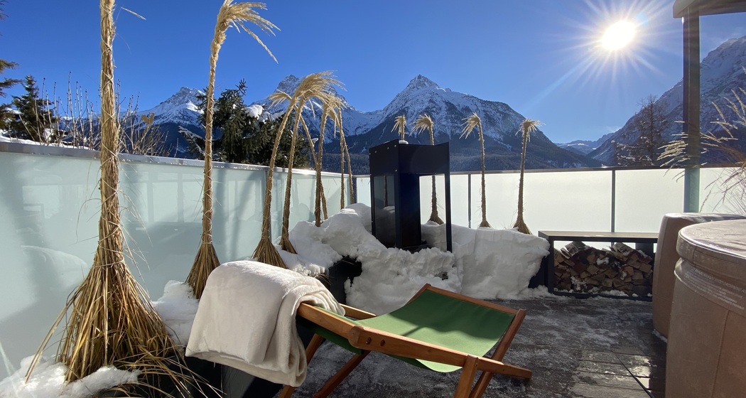 Terrasse mit Whirlpool und Aussicht