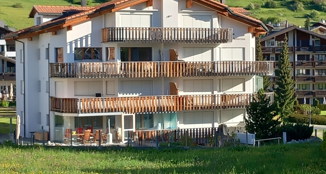 Ferienwohnung Casa Valentina Deflorin - Ansicht Sommer