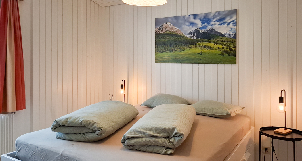 Grosses Schlafzimmer mit Blick in den Garten. Ausgestattet mit einem Queen-Size Bett (160cm)