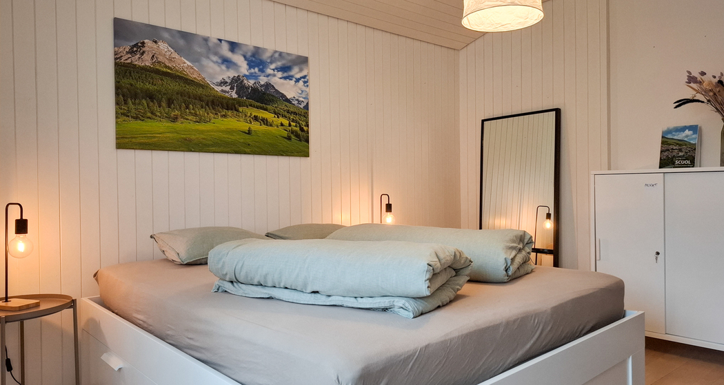 Grosses Schlafzimmer mit Blick in den Garten. Ausgestattet mit einem Queen-Size Bett (160cm)