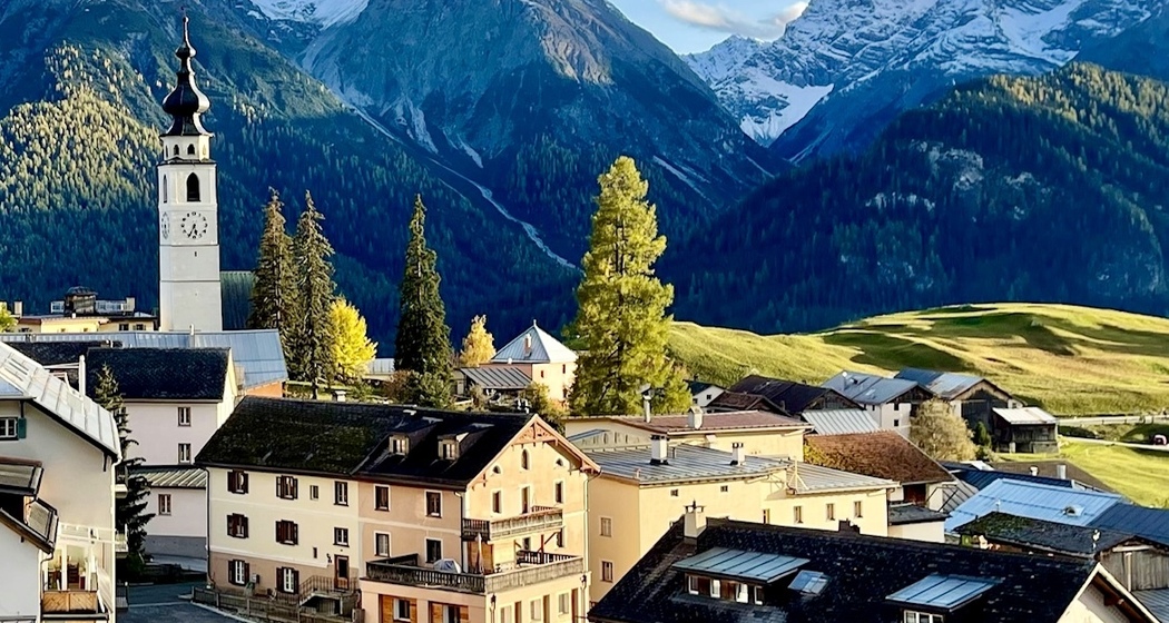 Haus Plaz 117 vor der Kirche