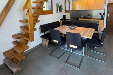 Esstisch (ausziehbar, Zusatzplatte befindet sich unter dem Tisch) mit Eckbank