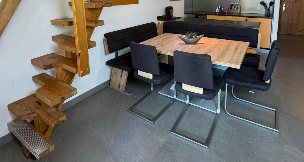 Esstisch (ausziehbar, Zusatzplatte befindet sich unter dem Tisch) mit Eckbank