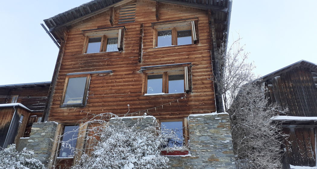 Ferienwohnung Haus und Hof Caminada - Ansicht Winter