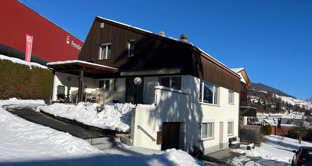 Haus mit Talstation im Hintergrund