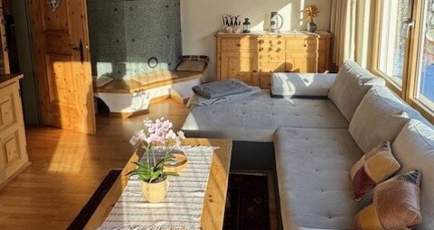 Wohnzimmer mit Gallerie und Ofen