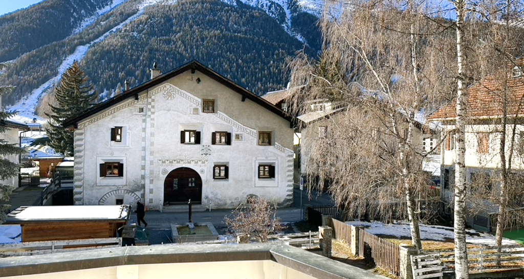 Blick von der Terrasse auf das älteste Haus in Zernez
