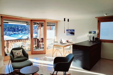 Lichtdurchflutetes Wohnzimmer mit freier Bergsicht