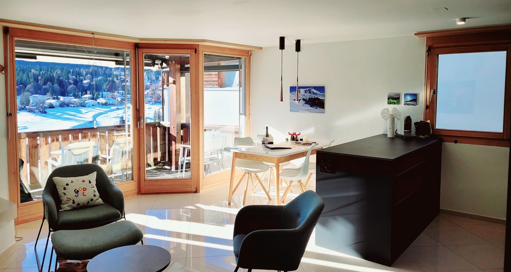 Lichtdurchflutetes Wohnzimmer mit freier Bergsicht