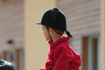 Kind auf Voltigierdecke