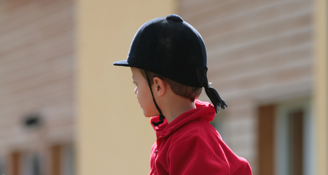 Kind auf Voltigierdecke