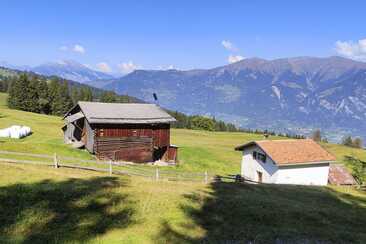 Maiensäss Sanestris (white) with stable