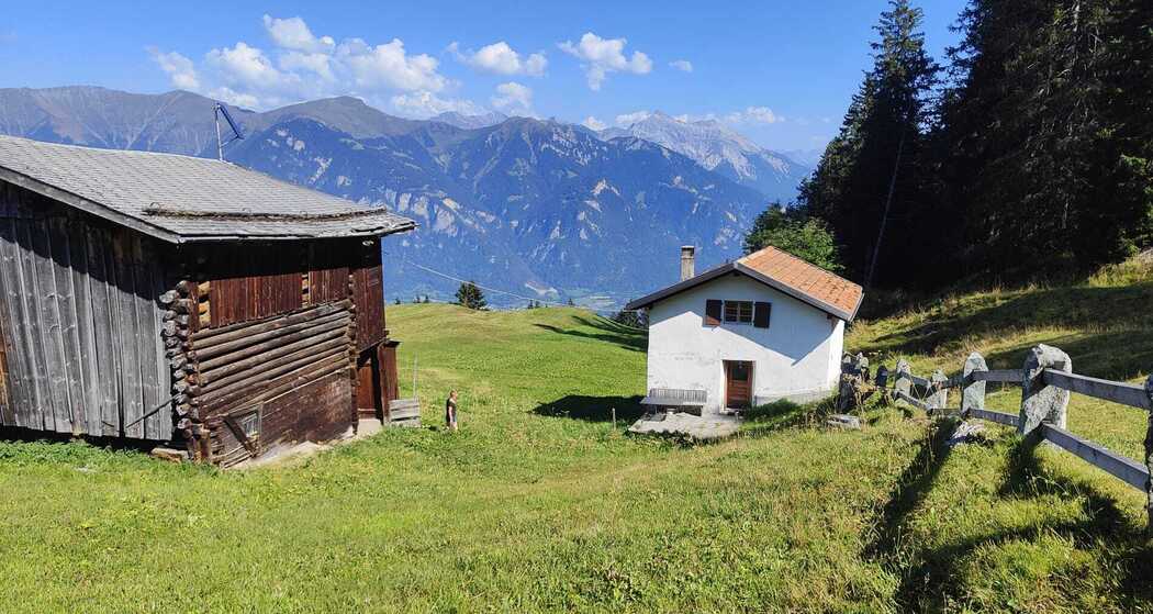 Maiensäss Sanestris (weiss) mit Stall