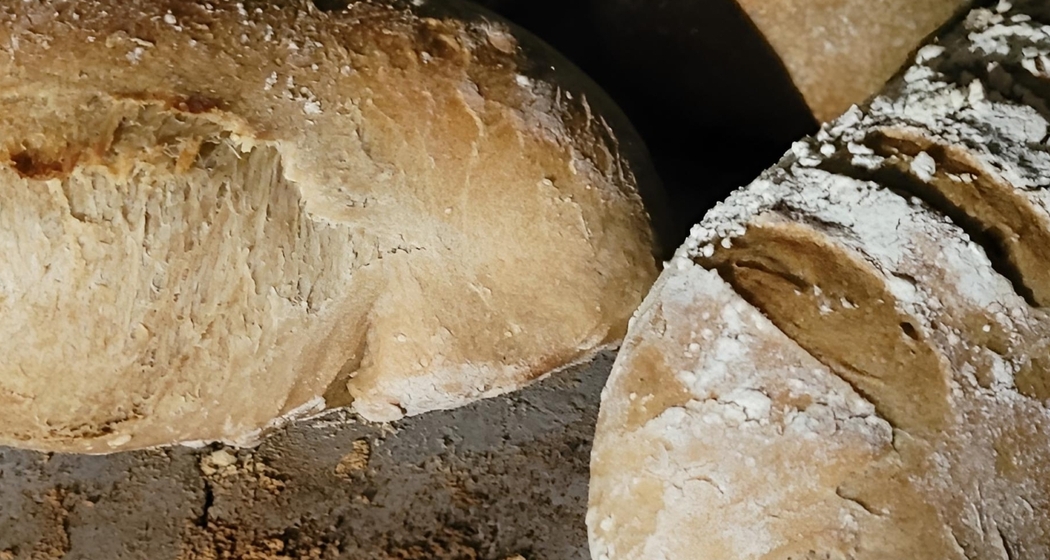 Frisch gebackenes Brot im Ofen