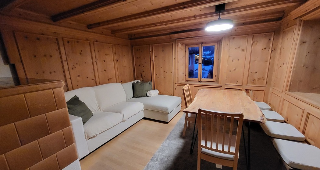 Wohnzimmer mit Fernseher und Internet