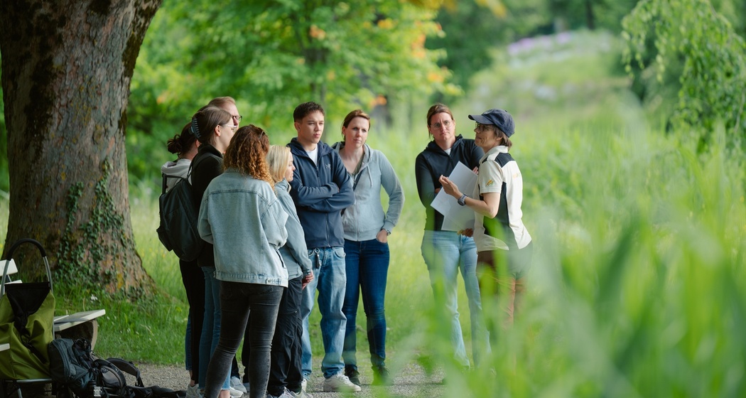 Swiss Rangerin gibt der Gruppe Einblicke in das Leben des Bibers.