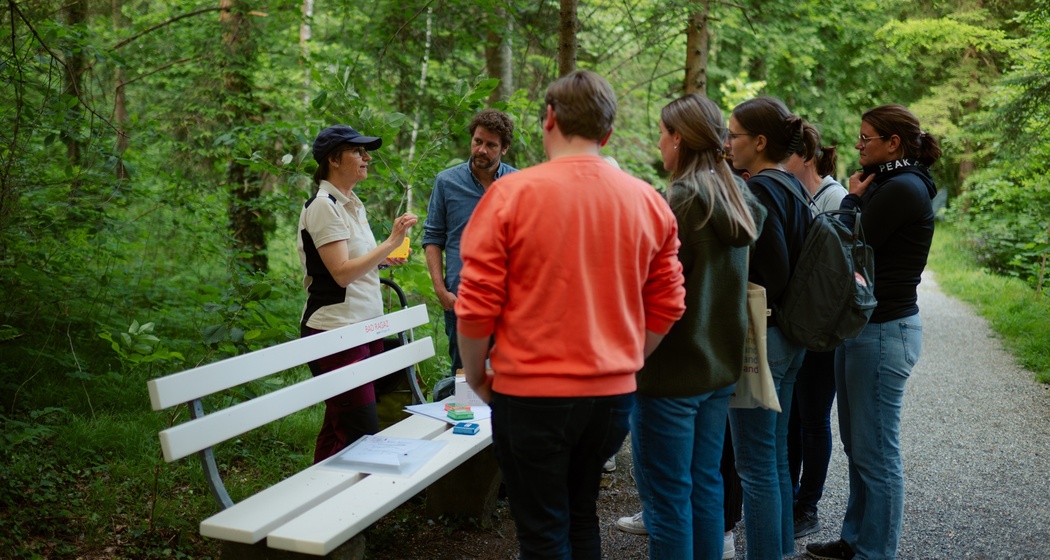 Swiss Rangerin gibt der Gruppe Einblicke in das Leben der Fledermäuse.