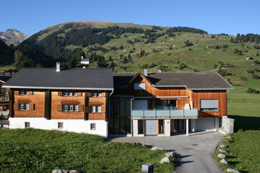 Ferienwohnung Casa Muoth Bundi - Aussenansicht Sommer