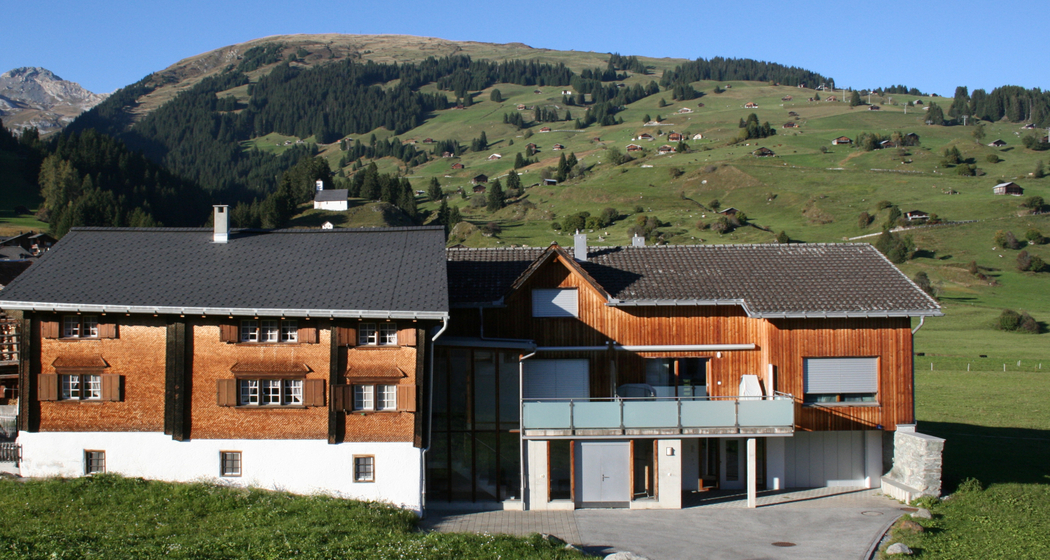 Ferienwohnung Casa Muoth Bundi - Aussenansicht Sommer