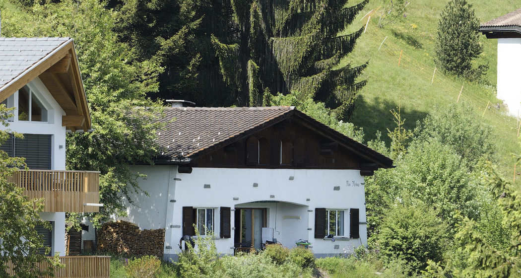 Vorderansicht des Hauses im Sommer