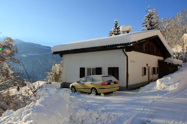 Zufahrt zum Haus im Winter